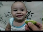 Bebê engraçado chupando limão!!! (Mateus) kkkkkkk