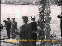 As montras exibiam cromos soberbos da rainha - 1957