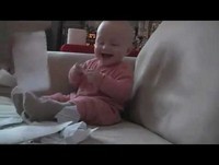 Bebê rasga papel e da altas gargalhadas engraçadas