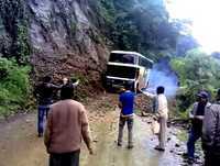 Ônibus cai em ribanceira na 'Estrada da Morte' na Bolívia