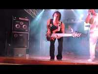 Baixista comanda no palco, mais louco que o Batman!