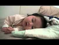 Bebe rindo mas com muito sono