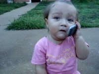 Bebê falando ao Celular