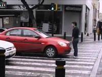 Pedestre dá uma lição aos condutores que não respeitam as passadeiras