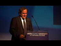 Platini dá recado contra racismo no futebol