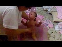 Bebê engraçado chora ao sair do  banho