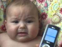 Tão engraçado! Bebê chora ao ouvir bebê rindo!