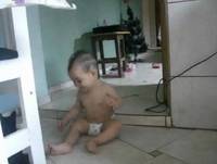 bebe engraçado brincando com gato