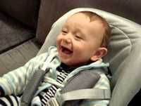 Bebe rindo porque vai ser vendido