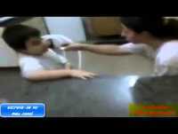 Mãe tentando ensinar o filho a tomar remedio videos engraçados