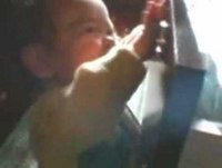 engraçado bebe bagunçando no guardaroupa