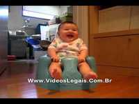 Bebê rindo sem parar, no troninho