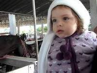 Bebê muito feliz por ver o cavalo!