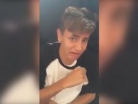 Mãe castiga filho que gravou vídeo com a namorada - Vídeos Engraçados™