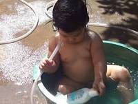 bebê engraçado- Yasmin se refrescando na 'piscina'