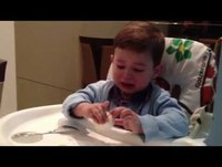 Bebe estraga ovo e chora, muito engraçado.