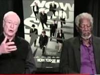 Morgan Freeman se duerme en una entrevista ¿o estaba actualizando su Facebook?