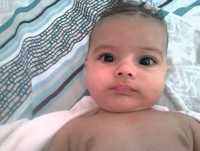 Bebê engraçado pedindo mama!!!