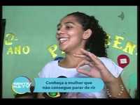 Conheça a mulher que não consegue parar de rir