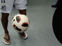 Neymar mostra habilidade mesmo de chinelo