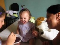 Alícia - Rindo muito Comendo Gelatina!
