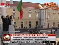 Cavaco hasteia bandeira de Portugal ao contrário!