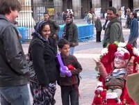 Artista engraçado imitando bebê na Plaza Mayor - Madrid. Funny artist imitating baby