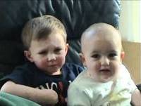 Bebe Sapeca Da Uma Mordidona no Irmão... Muito Engraçado