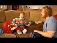 vídeo engraçado para WhatsApp - Impressionante esse bebê tocando