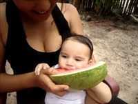 bebe comendo  muito engraçado