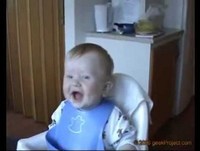 Bebê engraçado dando risada