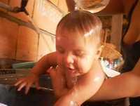 bebe muito engracado tomando banho