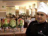 Brasileiro  produz esculturas com estrelas do futebol internacional em melancia