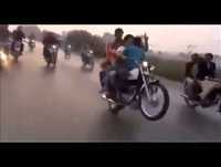 Empinando Moto com 5 Em Cima Vídeos Engraçados 2014