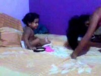 Bebe sorrindo; risada engraçada.