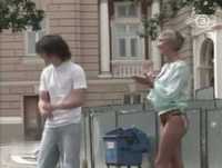 Apanhados - Cão leva saia de dona