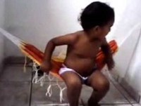 Brincando de cair . Muito engraçado .