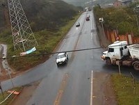 Acidente Entre dois Caminhões em Ouro Preto Trevo Saramenha - 08/10/2013 - Vídeos HD 2013