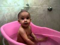 Gargalhada do bebê: Júlia Helena no banho. Linda