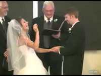 O noivo repete errado e a noiva não consegue parar de rir!.mp4