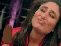 Attempt #16: Kareena fails to get the Perfect Magnum Selfie