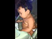 BeBê Engraçado com Sono