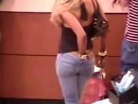 LOIRA ENFIA O DEDO ONDE NÃO DEVE E DEPOIS CHEIRA