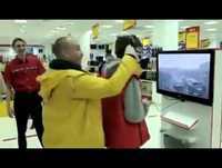 Vídeo Engraçado - Homem dançando no mercado.