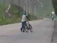 Bebado empurrando bicicleta