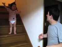 Pai e filha brigando na hora de dormir - Bebê briga para não ir dormir - Engraçado - Funny baby