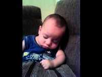 ARTHUR bebê engraçado dorme sentado