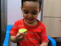 Engraçado, bebê chupando limão!!