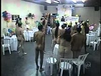 PEGADINHA DO SILVIO SANTOS - Aniversario pornografico - mulher da de cara com velhos pelados