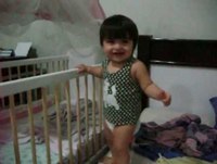 Angelina rindo a toa.